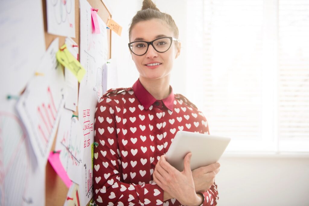 Młoda kobieta pracuje