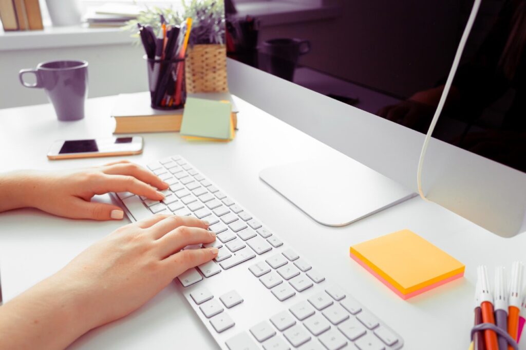 Tłumaczenie dokumentów, zwłaszcza z języka polskiego na angielski, to skomplikowany proces, który wymaga nie tylko doskonałej znajomości obu języków, ale także umiejętności interpretacji kulturowej i specjalistycznej wiedzy branżowej