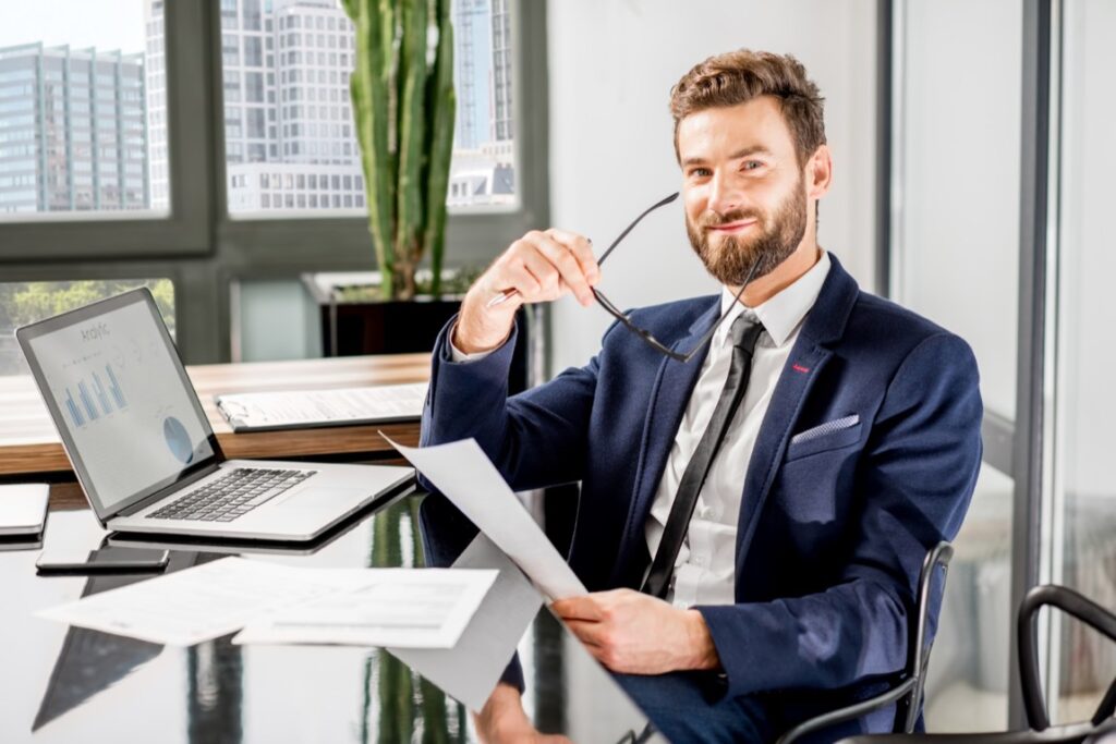 Tłumaczenia umów wymagają nie tylko doskonałej znajomości języka, ale także głębokiego zrozumienia systemów prawnych oraz stałego poszerzania wiedzy o zmianach w prawie i sposobie użycia języka